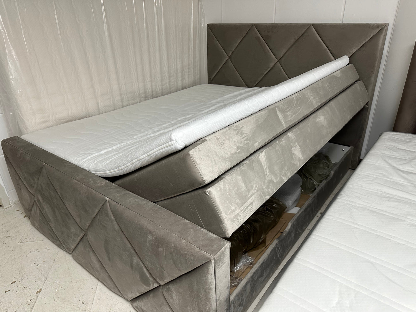 Roxa Boxspring bed